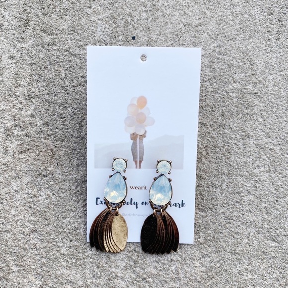 Crystal TearDrop Earrings NWT - Picture 11 of 12